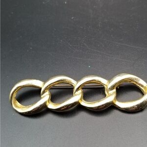 Twisted knot gold tone estate brooch. BR110